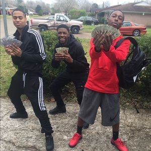 Meet your Posher, Tee